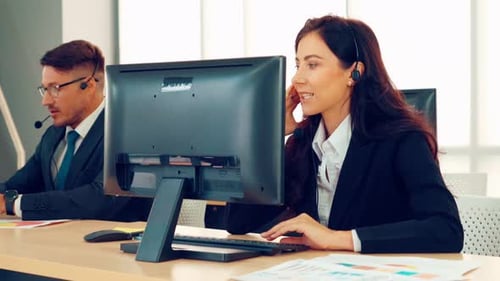 Geschäftsleute mit Headset, die im Büro arbeiten