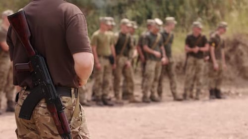 Soldaten stehen hinter ihrem Rücken am Kontrollpunkt und tragen Kalaschnikow-Sturmgewehre
