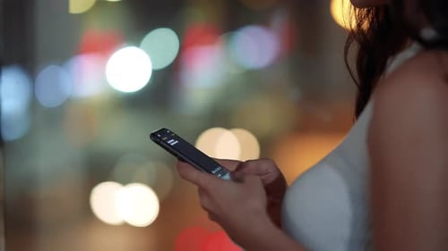 Utilisation d'un téléphone portable par une femme à la maison