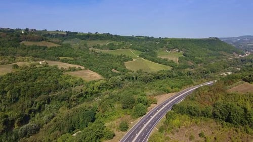 Drohnenflug über die Straße mit grüner Umgebung an der Seite