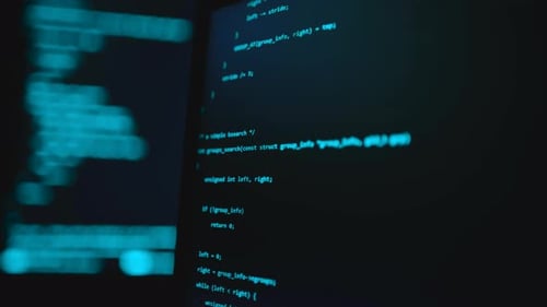 Écrire du code de programmation sur un ordinateur portable. Codes de site Web sur un écran d'ordinateur. Contexte technologique