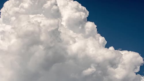 Zoomter Zeitraffer des Cumulus-Versuchs, in Cumulonimbus-Wolken heranzuwachsen