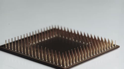 A CPU do processador de computador com contatos banhados a ouro gira em fundo branco