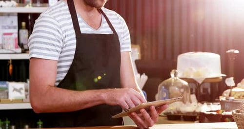 Camarero masculino con tableta digital
