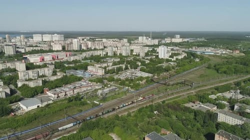 Vista aérea del tren de carga que sale de la ciudad 06