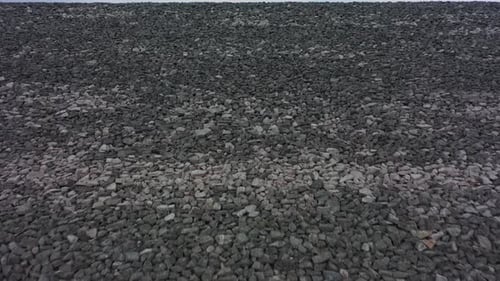 À l'approche d'un impressionnant mur de pierre - Réservoir d'eau ascendant et révélant à l'intérieur du barrage de Sysen