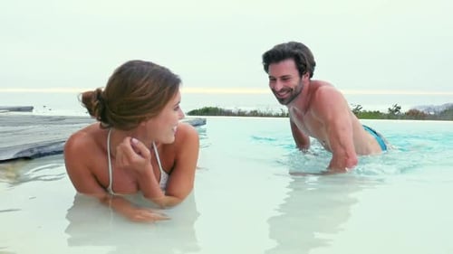 Pareja tumbada en la piscina