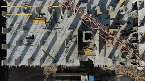 Luftaufnahme der Baustelle und des Baukrans von oben