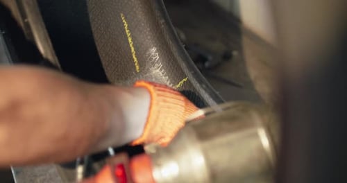 Vista aproximada da colagem de um adesivo no pneu no serviço automático
