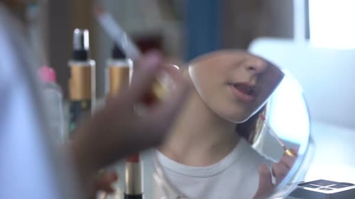Mädchen versucht Mütter Lippenstifte genießen ihren Blick im Spiegel, Adoleszenz, Weiblichkeit