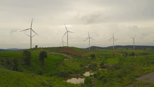 Luftaufnahme von Windturbinen oder Windmühlen, Farmfeld und Berghügel in Phetchabun, Thailand.