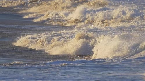 Wellen brechen in der Surflinie.
