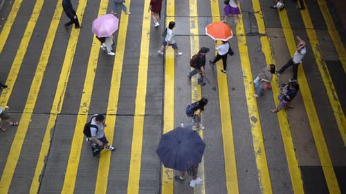 Vista aérea de cima da multidão de pessoas atravessando a rua em Hong Kong.