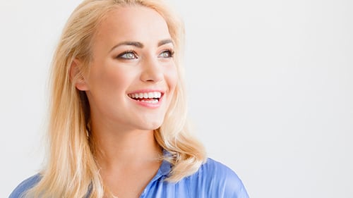 Jeune fille regardant Copyspace avec le sourire