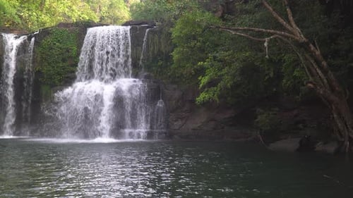 Panoramablick auf den Wasserfall im Dschungel