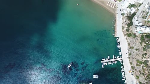 Village de Platis sur l'île de Sifnos dans les Cyclades en Grèce vu du ciel