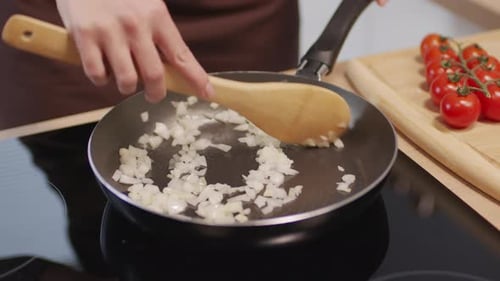 Cocinar cebolla picada en una sartén