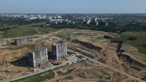 Sitio de construcción de una nueva manzana urbana. Los trabajos de construcción están en marcha.