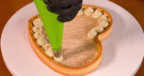 Cream is Timelapseed Over the Pie Tart