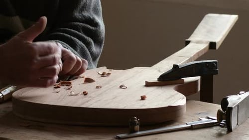 Luthier Manufacturing a Electric Guitar
