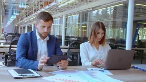 El equipo de negocios trabaja en una oficina de espacio abierto