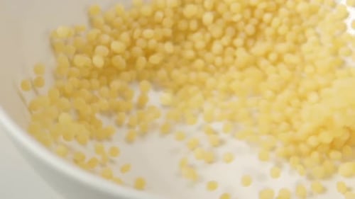 Couscous Fall auf weißem Teller