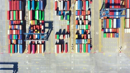 Containerschiff im Export- und Importgeschäft sowie in der Logistiklieferung. Fracht mit dem Auto zum Hafen
transportieren