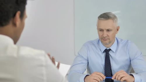 Geschäftsleute diskutieren über neues Geschäftsprojekt bei der Arbeit, Papierkram