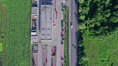Industriegebäude und Traktoren