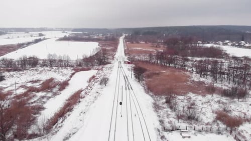 Leere Eisenbahnschienen im Winter