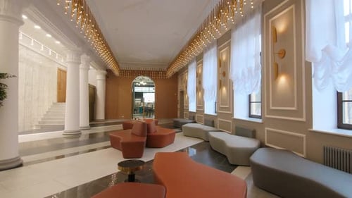Bequeme Sofas, Lichterketten und Säulen im Palast