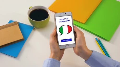 Anwendung in italienischer Sprache auf dem Smartphone in den Händen von Personen Online-Bildung