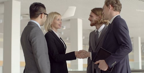 Willkommene Handshakes