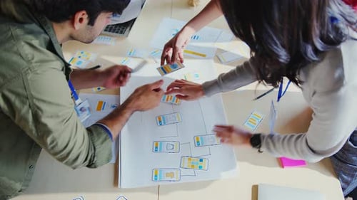 Treffen von UX-Entwicklern und UI-Designern beim Brainstorming über die Oberfläche mobiler app