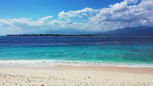 tropische Insel mit Palmen und weißem Strand, karibisches Meer mit türkisfarbenem kristallklarem Meerwasser