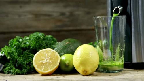 Le jus est moulu dans un presse-agrumes 4k