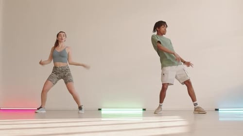 Hombre y mujer bailando estilo libre