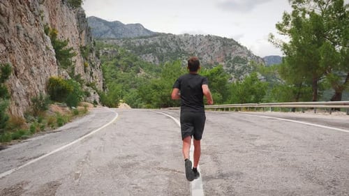 Homme qui court à l'extérieur.
