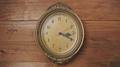 Reloj de pared retro antiguo con segundero móvil sobre fondo de madera