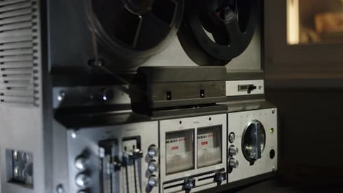 Nahaufnahme mit der Hand auf einem alten Reeltoreel-Kassettenrekorder drücken und Magnetbandaufnahme abspielen