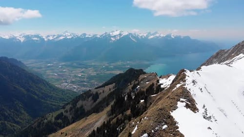 Vue aérienne par Drone sur les sommets enneigés des Alpes suisses. Suisse. Pic des Rochers-de-Naye.