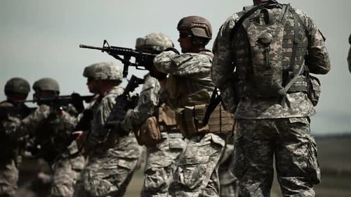 Les soldats s'entraînent à viser et à