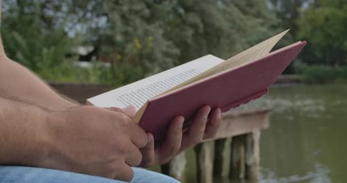 Ein Buch in Händen halten