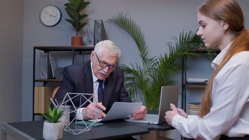 Bewerberin für junge Frauen Bestehen Vorstellungsgespräch für Unternehmen Stellen Sie dem Unternehmensleiter den Lebenslauf vor