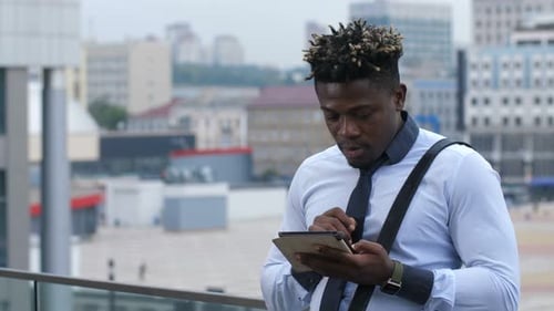 Hübscher Geschäftsmann, der mit Tablet-Gerät