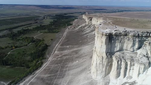 Plateau de haute montagne sur fond de vallée verdoyante