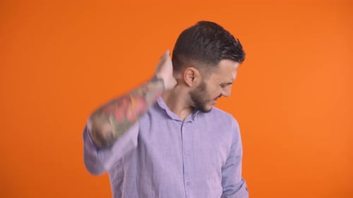 Jeune homme souffrant de douleurs au cou, se touchant le cou et la tête, lui faisant un massage