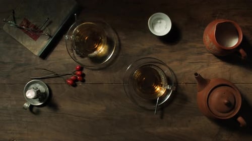 Draufsicht über zwei Glasbecher dampfenden Tee