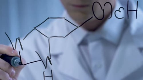 Un scientifique écrit sur la formule structurelle du verre, de nombreux composés organiques