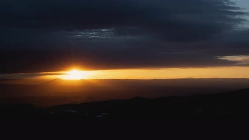 Faszinierende Wolke Sunrise Tight Shot Zeitraffer